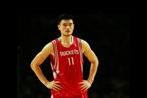 曼联在关键比赛中逆转取胜，追赶榜首竞争激烈